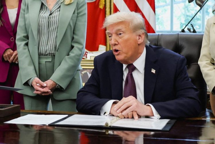 15일 트럼프 대통령이 백악관에서 기자들에게 말하고 있다. [로이터]