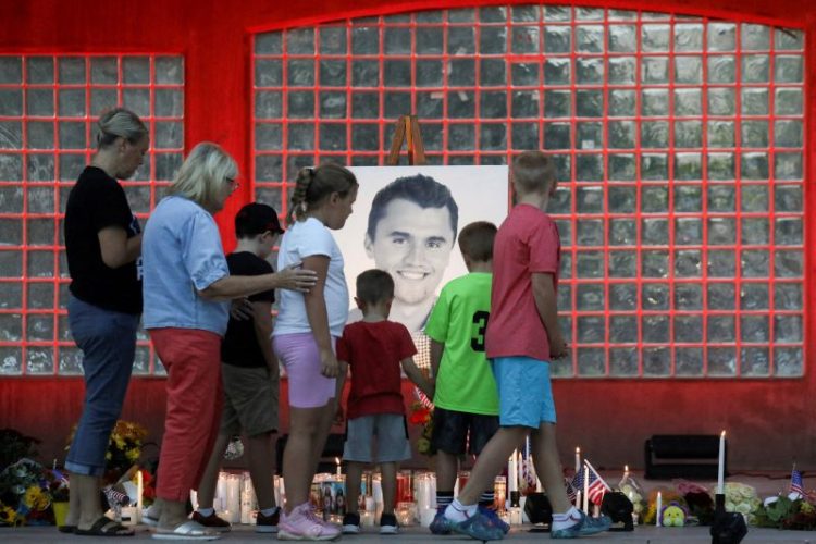 찰리 커크가 유타 밸리 대학교 행사에서 총에 맞아 사망한 후 사람들이 오렘시티센터공원에서 추모집회를 열고 있다. [로이터]