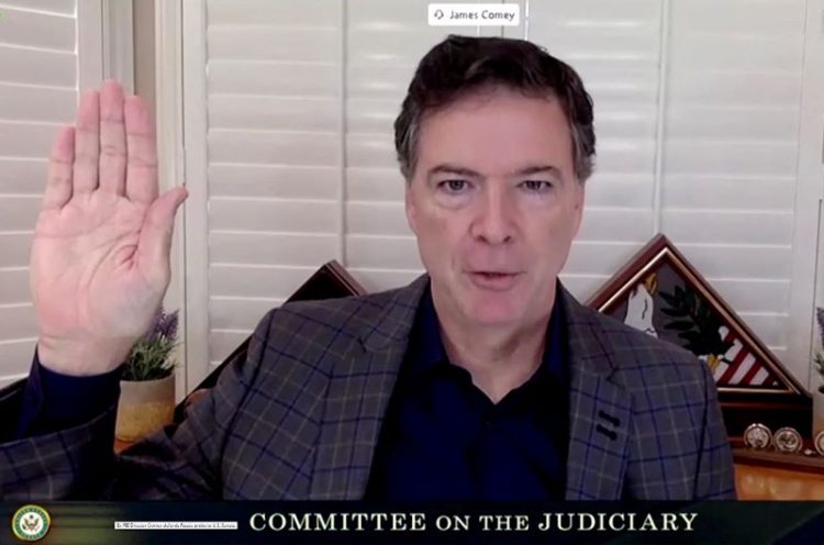 2020년 상원 법사위원회 청문회에서 원격으로 증인 선서를 하는 제임스 코미 전 FBI 국장. [로이터 자료사진]
