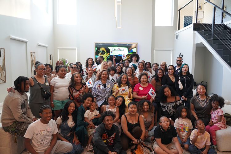 지난달 KBBA 모임에 참석한 한흑 혼혈인 가족들. 장채원 기자