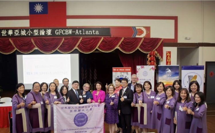 미쉘 강 후보가 콘퍼런스 후 주최측 관계자들과 한자리에 섰다.