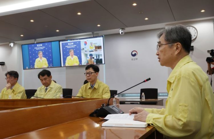 조현 외교부 장관이 6일 정부서울청사에서 열린 재외국민보호대책본부-공관 합동대책회의에서 발언을 하고 있다. 뒷줄 오른쪽에는 애틀랜타총영사를 지낸 박윤주 외교부 1차관. [연합뉴스 사진]