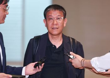 7일 인천국제공항 제2여객터미널에서 LG에너지솔루션 김기수 인사최고책임자가 현장 대응을 위해 미국으로 출국하기 전 취재진에 입장을 밝히고 있다.
구금 인원 중 LG에너지솔루션 소속은 47명(한국 국적 46명·인도네시아 국적 1명)이고, HL-GA 베터리회사 관련 설비 협력사 소속 인원은 250여명으로 파악됐다. [연합뉴스 사진]