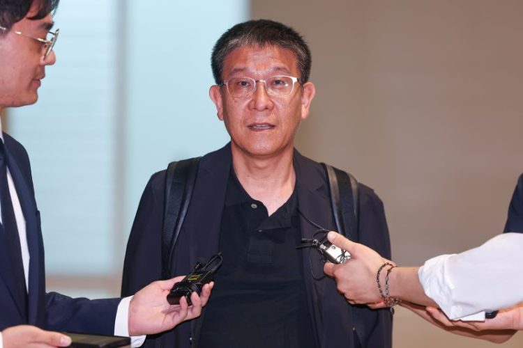 7일 인천국제공항 제2여객터미널에서 LG에너지솔루션 김기수 인사최고책임자가 현장 대응을 위해 미국으로 출국하기 전 취재진에 입장을 밝히고 있다.
구금 인원 중 LG에너지솔루션 소속은 47명(한국 국적 46명·인도네시아 국적 1명)이고, HL-GA 베터리회사 관련 설비 협력사 소속 인원은 250여명으로 파악됐다. [연합뉴스 사진]