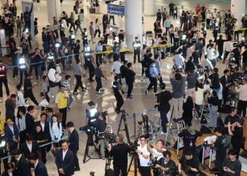 미국 이민당국에 의해 조지아주에 구금됐던 한국인 근로자들이 12일 인천국제공항 제2여객터미널 입국장을 나서고 있다. [연합뉴스 사진]