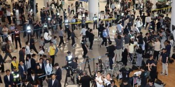미국 이민당국에 의해 조지아주에 구금됐던 한국인 근로자들이 12일 인천국제공항 제2여객터미널 입국장을 나서고 있다. [연합뉴스 사진]
