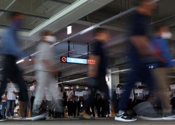 미국 이민당국에 의해 조지아주에 구금됐던 한국인 근로자들이 12일 인천국제공항 제2여객터미널로 입국, 차량으로 이동하고 있다. [연합뉴스 사진]
