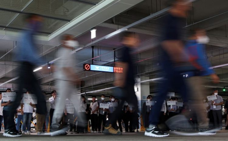 미국 이민당국에 의해 조지아주에 구금됐던 한국인 근로자들이 12일 인천국제공항 제2여객터미널로 입국, 차량으로 이동하고 있다. [연합뉴스 사진]