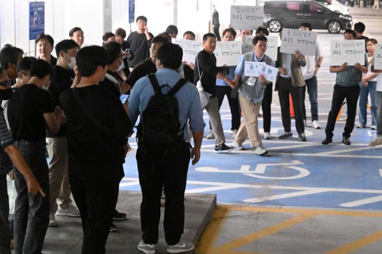 미국 이민당국에 의해 조지아주에 구금됐던 한국인들이 12일 인천국제공항 제2여객터미널을 통해 귀국한 뒤 주차장에서 가족과 만나기 위해 이동하고 있다.  [연합뉴스 사진]