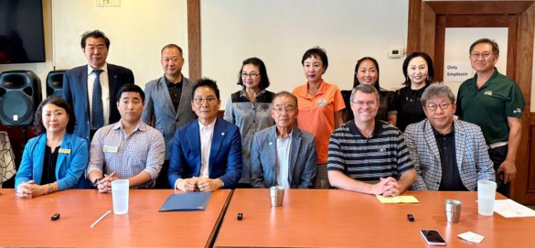 6일 둘루스 서라벌 식당에서 열린 한인회의 긴급 기자회견. 한인회 관계자 및 주 하원의원들이 참석해 시급한 사태 해결을 촉구했다. 윤지아 기자.