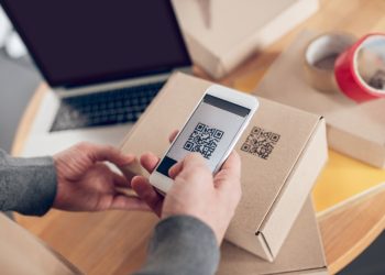사기범들이 QR 코드가 포함된 뜨밖의 소포를 보내 개인 정보를 훔치는 사례가 발생하고 있다. [출처 셔터스톡]