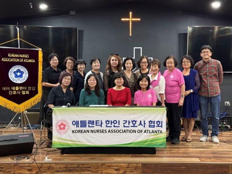 27일 건강 세미나에 참석한 협회 회원들이 기념사진을 찍었다. 윤지아 기자.