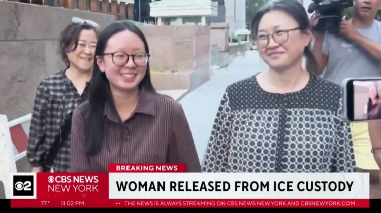 지난달 석방된 고연수(왼쪽)씨와 모친이 함께 걷고 있다. [CBS 캡처]