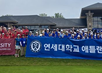 골프 경기 시작 전 참가자들이 단체사진을 찍었다. [연대 동문회 제공]