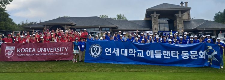 골프 경기 시작 전 참가자들이 단체사진을 찍었다. [연대 동문회 제공]