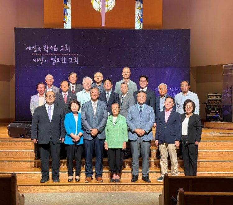 교협 관계자들이 25일 복음화대회 발대식 후 한자리에 모였다. 윤지아 기자.