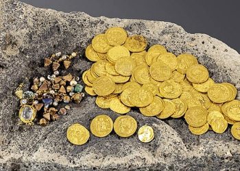이스라엘 갈릴리호 인근에서 발견된 1400년 전의 금화와 귀금속. 사진 타임스오브이스라엘