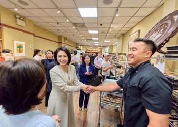 김혜경 여사가 23일 미국 뉴욕 코리아타운 한 마트를 방문해 관계자들과 인사를 나누고 있다. 김현동 기자