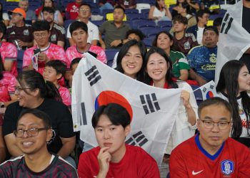 내슈빌 지오디스 파크에서 경기 시작 전 팬들이 대형 태극기를 들고 웃고 있다. 장채원 기자