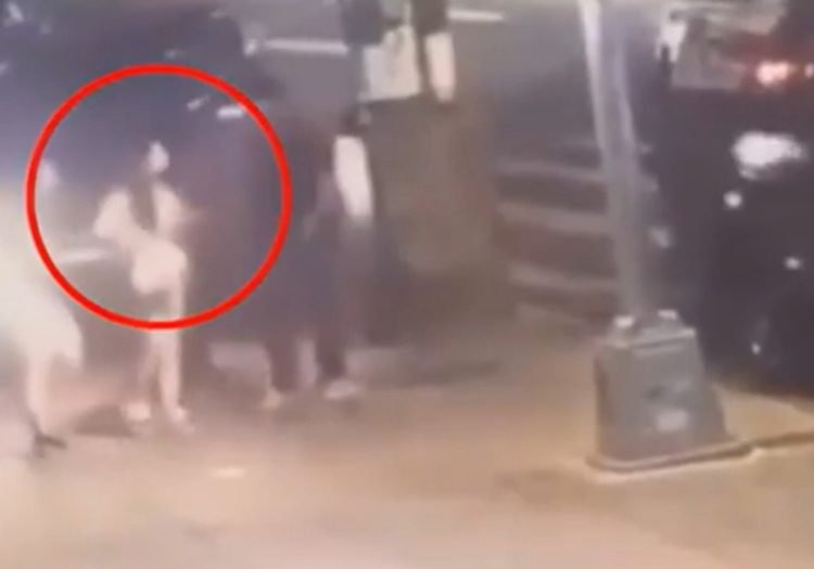 미국 뉴욕에서 30대 남성이 16세 소녀에게 성관계를 요구했다가 거절당하자 차로 들이받아 숨지게 했다. 사진은 남성이 소녀에게 말을 거는 모습. 사진 틱톡 캡처