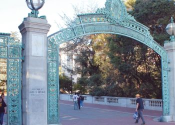 UC계열 주립대학의 맏형 격인 UC버클리의 새더 게이트.