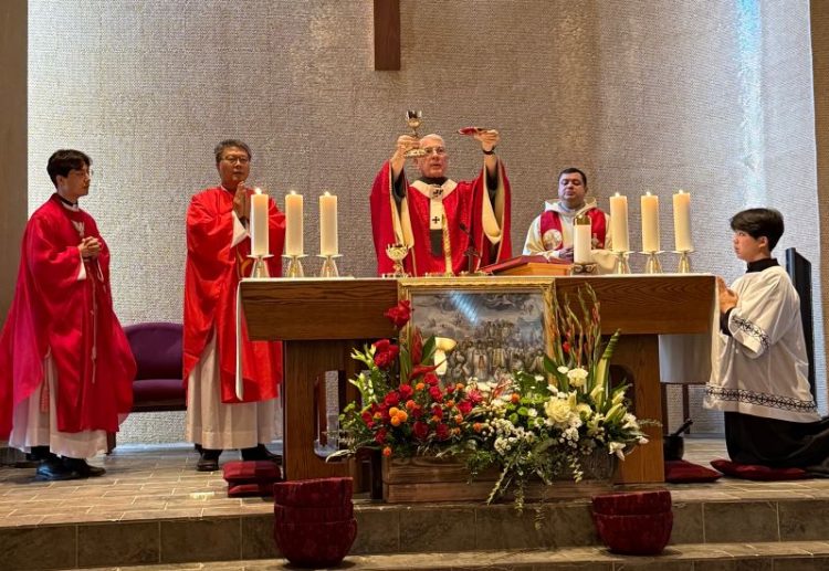 그레고리 존 하트메이어 애틀랜타 대교주가 미사를 집전하고 있다.