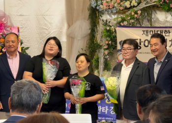 (왼쪽부터) 박승범 신임 회장, 윤혜원, 천죠셉 선수, 유순종 단장, 천경태 전임 회장. 윤지아 기자.