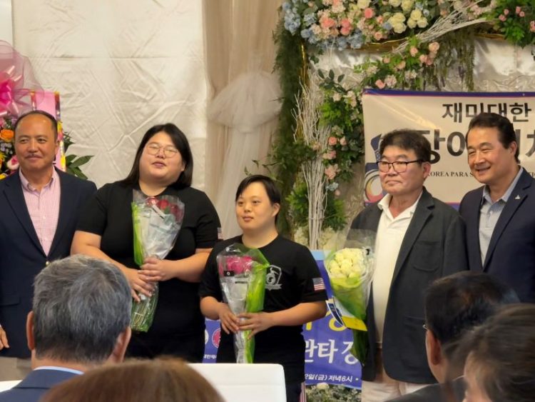 (왼쪽부터) 박승범 신임 회장, 윤혜원, 천죠셉 선수, 유순종 단장, 천경태 전임 회장. 윤지아 기자.