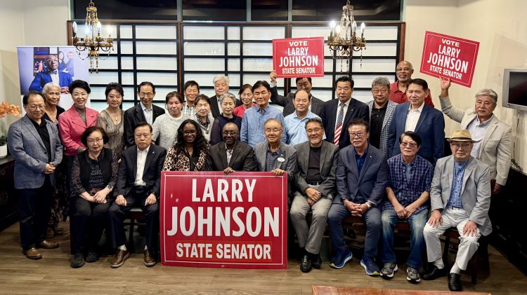 래리 존슨 후보 후원모임 참석자들이 한자리에 모였다. 윤지아 기자