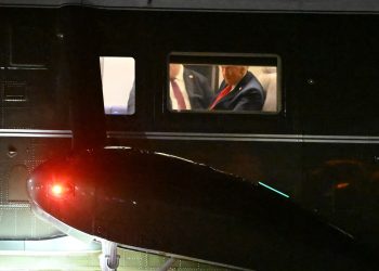 도널드 트럼프 미국 대통령이 지난 21일  메릴랜드주 앤드루스 합동기지로 귀환하는 마린원 내에 탑승해 있다. AFP=연합뉴스