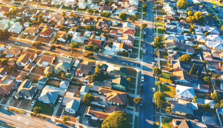 전문가들은 기준 금리가 내렸어도 모기지 금리가 올해 안에 6% 밑으로 내려가기 어려울 것으로 전망한다? 사진은 LA의 주택가.