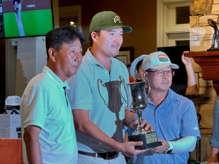 (왼쪽부터) 데이빗 조 골프협회 회장, 트로피를 든 백승원 씨, 이민순 부회장.  윤지아 기자.