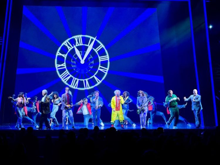 애틀랜타 폭스극장에서 지난 23일 밤 백투더퓨처 공연이 열렸다. 배우들이 모여 클로징 무대를 선보이고 있다. 윤지아 기자.