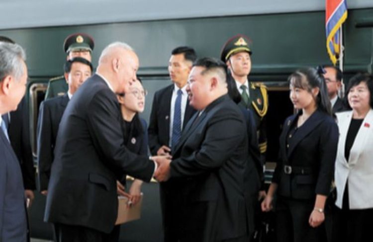 북한 조선중앙통신은 지난 2일 저녁 ″조선민주주의인민공화국 외무성 보도국은 김정은 동지께서 9월2일 오후 16시 중화인민공화국의 수도 베이징에 도착하시였다″고 보도했다. 조선중앙통신=연합뉴스