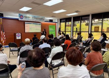 샐리 정 상속 전문 변호사가 '메디케이드 트러스트의 오해와 진실'이라는 주제로 강연하고 있다.