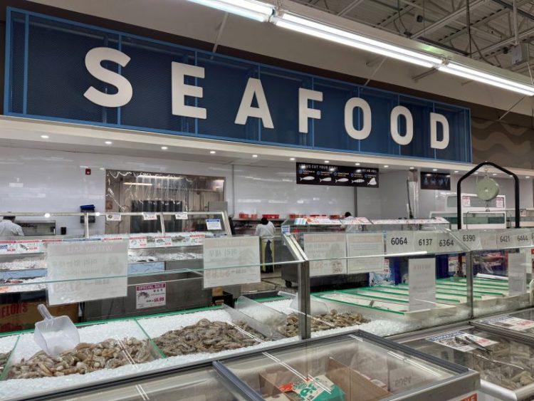 스와니 아씨마켓의 해산물 코너. 윤지아 기자.