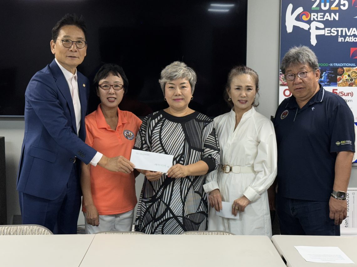 (왼쪽부터) 박은석 한인회장, 이미셸 사무총장, 박인순 도시형소공인연합 애틀랜타 지회장, 김희숙 원장, 강신범 이사장.