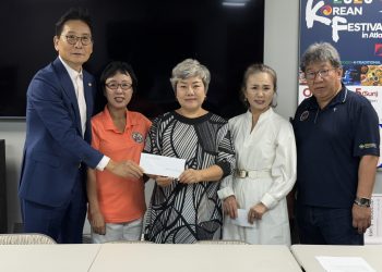 (왼쪽부터) 박은석 한인회장, 이미셸 사무총장, 박인순 도시형소공인연합 애틀랜타 지회장, 김희숙 원장, 강신범 이사장.