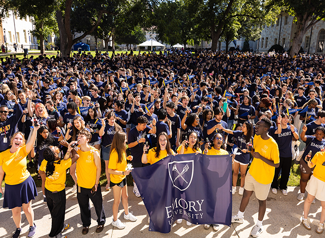 에모리대학이 내년 가을학기부터 연간 소득 20만 달러 미만 가정의 학부생들에게 전액 등록금을 면제한다고 발표했다.