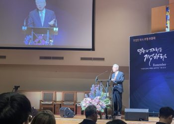 조정민 목사가 설교하고 있다.