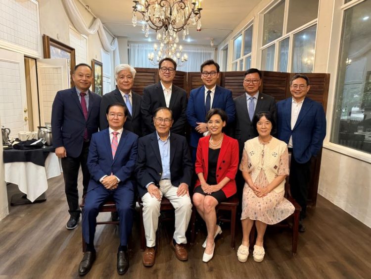 영 김 의원(앞줄 오른쪽 두번째)과 박선근 회장 등 후원자들이 한자리에 섰다. 윤지아 기자.