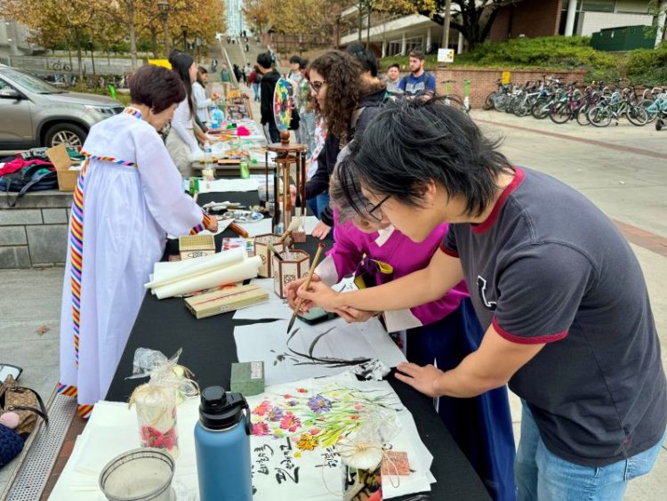 2023년 코리아 데이 행사에서 문인화 그리기 체험하는 학생들. 윤지아 기자.