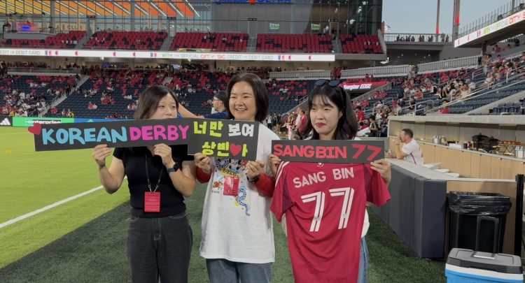 27일 세인트루이스 에너자이저 파크에서 열린 LAFC와 세인트루이스 시티 경기에 앞서 정상빈 선수를 응원하는 한인 팬들이 필드에 입장했다. 장채원 기자