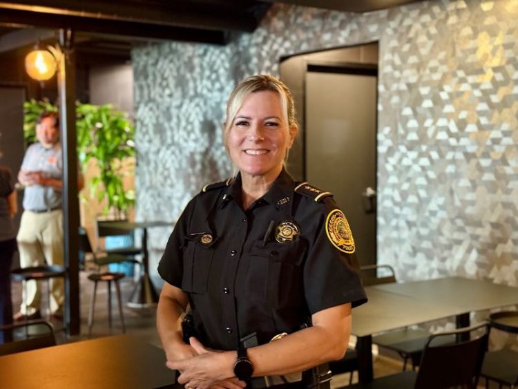 ‘커피 위드 캅’ 행사에 참석한 재클린 캐룻 서장.  윤지아 기자.