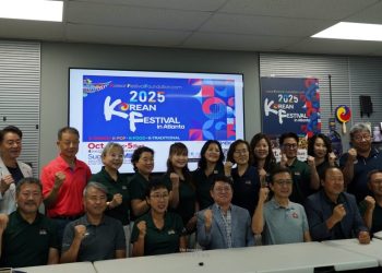 코리안페스티벌 재단 관계자들이 기자회견 후 축제 성공을 다짐하며 화이팅을 외치고 있다.