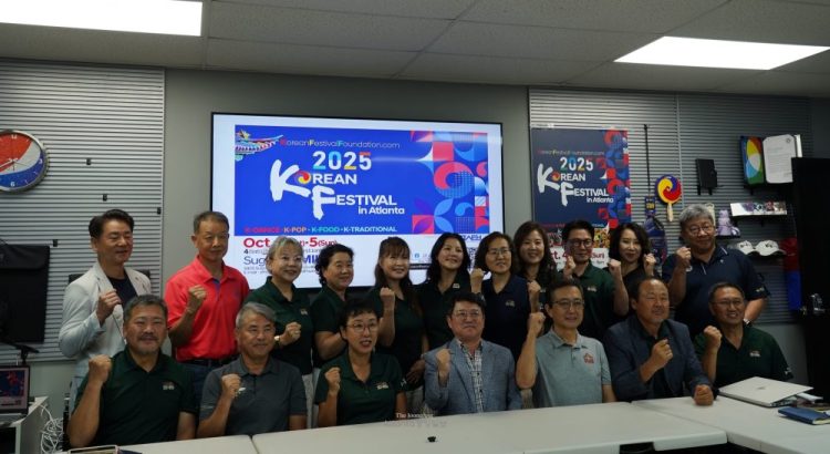 코리안페스티벌 재단 관계자들이 기자회견 후 축제 성공을 다짐하며 화이팅을 외치고 있다.