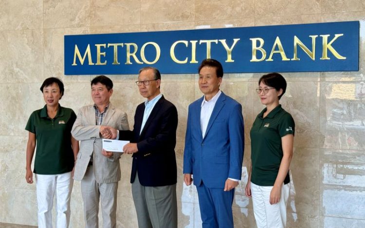 16일 도라빌 본점에서 메트로시티 은행의 백낙영 회장(가운데)이 안순해 이사장(왼쪽 2번째)에 후원 체크를 전달하고 있다. 윤지아 기자.