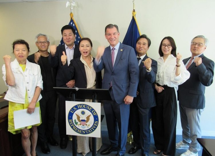 톰 수오지(오른쪽 네번째) 의원이 19일 지역구 사무실에서 기자회견을 갖은 후 한인단체 관계자들이 기념 촬영을 하고 있다. [김민선 미주한인이민사박물관장 제공]