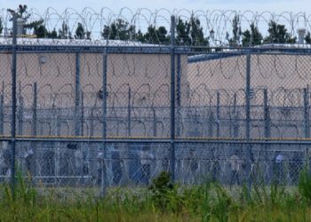 6일 조지아주 포크스턴에 위치한 불법 체류자 구금 시설에서 지난 4일 체포된 한국인 근로자 300여명이 30여명씩 그룹을 나눠 추가 조사를 받기 위해 줄을 서 있다.