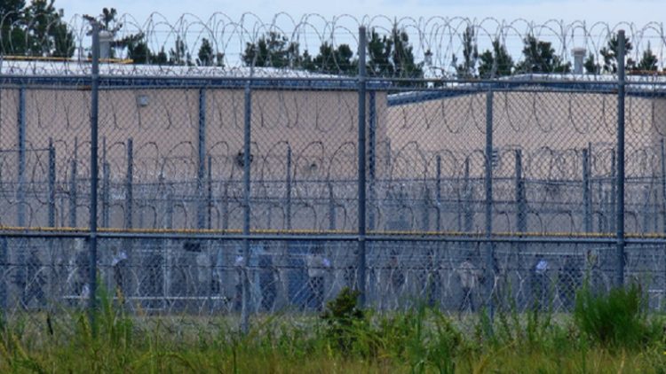 6일 조지아주 포크스턴에 위치한 불법 체류자 구금 시설에서 지난 4일 체포된 한국인 근로자 300여명이 30여명씩 그룹을 나눠 추가 조사를 받기 위해 줄을 서 있다.